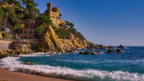 Un castillo costero en un acantilado con vistas al mar.