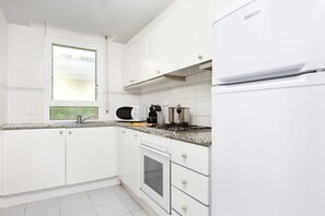 Kühlschrank, Mikrowelle, Ofen, Wasserkocher mit Kaffee-/Teezubehör