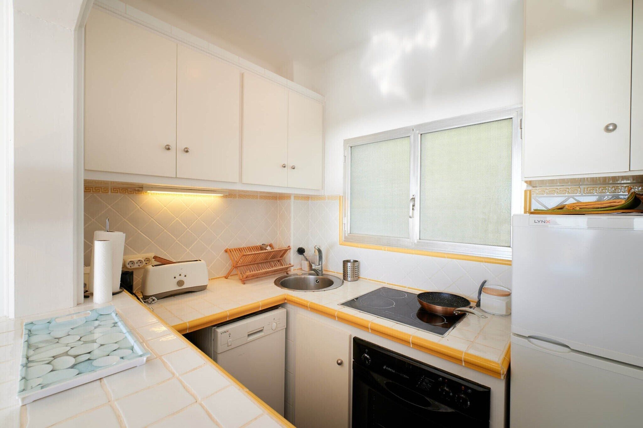 Wasserkocher mit Kaffee-/Teezubehör, Kühlschrank, Mikrowelle, Ofen