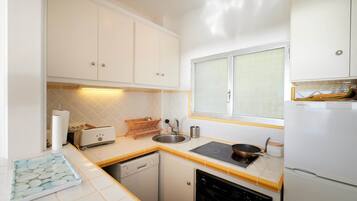 Wasserkocher mit Kaffee-/Teezubehör, Kühlschrank, Mikrowelle, Ofen