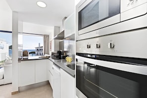 Kühlschrank, Mikrowelle, Ofen, Herdplatte