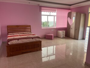 6 chambres, fer et planche à repasser, Wi-Fi, draps fournis