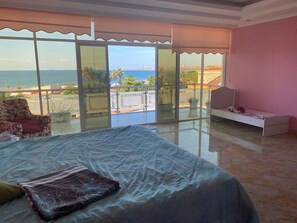 6 bedrooms, iron/ironing board, WiFi, bed sheets