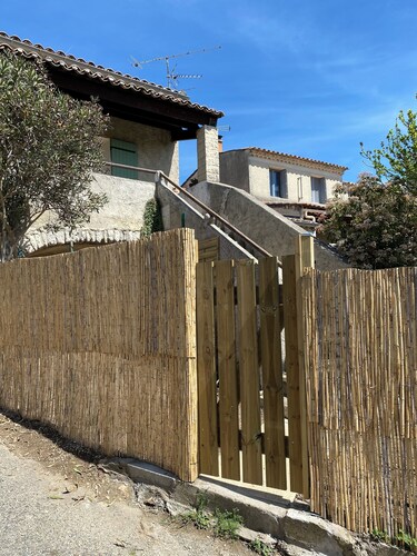 Maison de charme rénovée située dans un hameau paisible, idéal 4 personnes.
