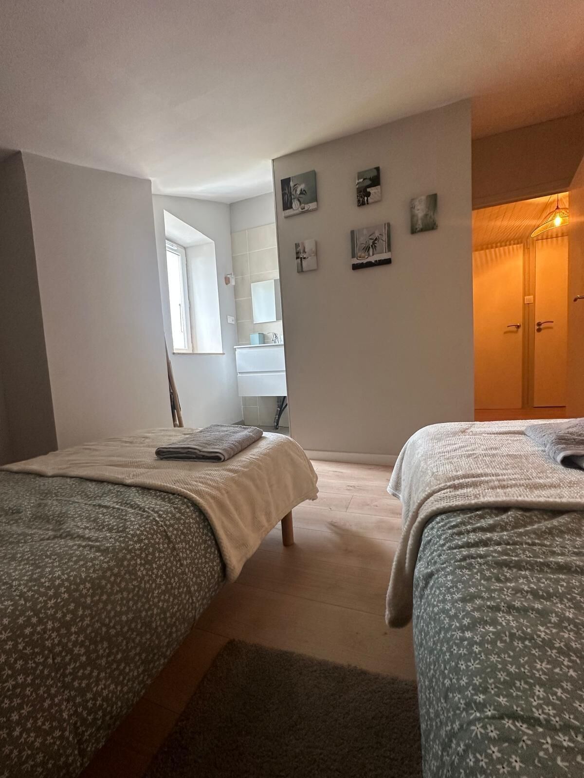 2 soverom, strykejern/-brett, reiseseng for barn og wi-fi