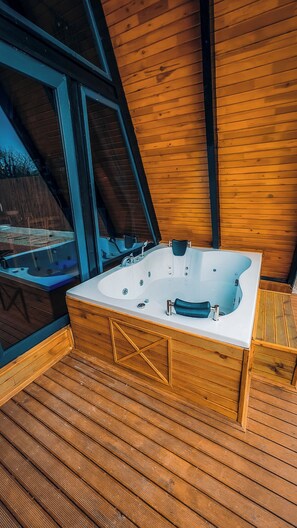 Indoor spa tub - 2+1 Private (Heated) Pool-Sauna-Jacuzzi-5 Person Bungalow in Sapanca Ünlüce (Sakarya)