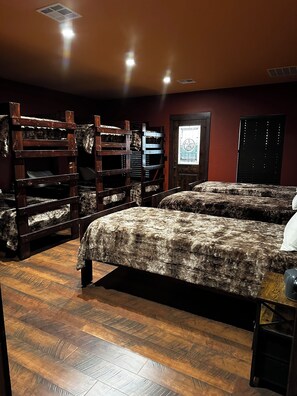 5 bedrooms, iron/ironing board, free WiFi, bed sheets
