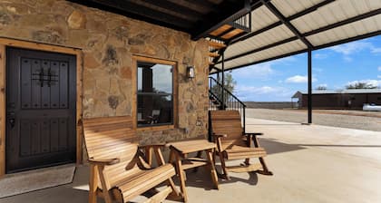 Spacious 5-bedroom barndo with WiFi, luxurious amenities, located in Bangs, TX