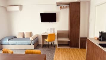 Habitación triple superior, balcón, vistas al patio | Espacio para trabajar con un portátil y wifi gratis