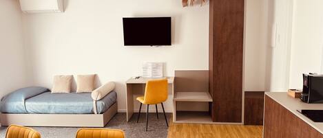 Quarto triplo superior, sacada, vista para o pátio | Espaço de trabalho para notebook, Wi-Fi de cortesia