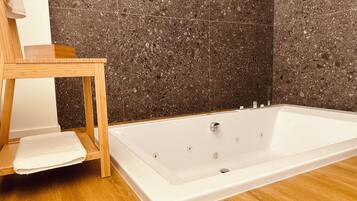 Habitación triple estándar, balcón, vistas al puerto deportivo | Baño | Bañera y ducha independientes, secador de pelo, bidé y toallas