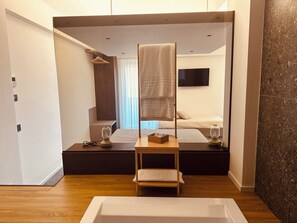 Habitación triple estándar, balcón, vista a la marina | Baño | Tina y regadera independientes, secadora de cabello, toallas, jabón