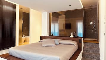 Habitación triple estándar, balcón, vistas al puerto deportivo | Espacio para trabajar con un portátil y wifi gratis