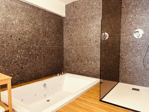 Habitación triple estándar, balcón, vistas al puerto deportivo | Baño | Bañera y ducha independientes, secador de pelo, toallas y jabón