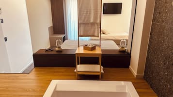 Tripla Standard, balcone, vista porticciolo | Bagno | Vasca e doccia separate, asciugacapelli, asciugamani, sapone