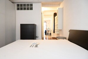 1 bedroom, bed sheets