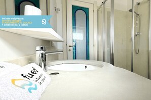 Douche, bidet, serviettes fournies