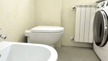 Douche, bidet, serviettes fournies