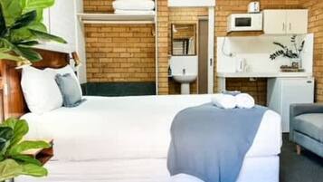 Desk, iron/ironing board, WiFi, bed sheets