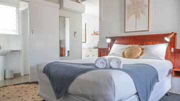 Desk, iron/ironing board, WiFi, bed sheets