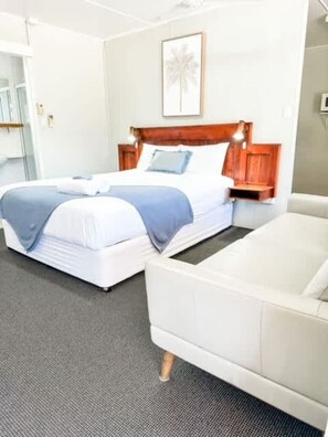 Desk, iron/ironing board, WiFi, bed sheets