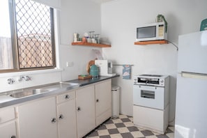 Réfrigérateur, four à micro-ondes, un four, surface de cuisson