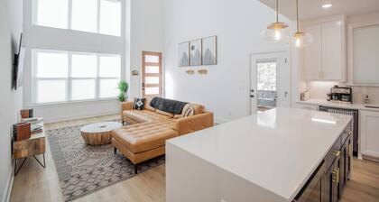 Shred & Breakfast 3-bedroom house in tranquil Bella Vista with WiFi, AC