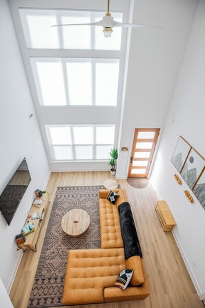 Smart TV - Shred & Breakfast 3-bedroom house in tranquil Bella Vista with WiFi, AC (Bella Vista)