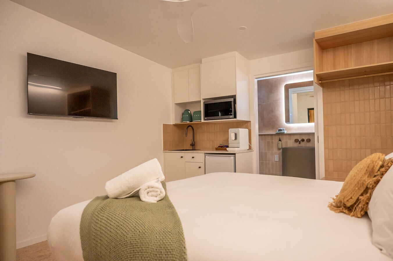 デスク、アイロン / アイロン台、WiFi、ベッドシーツ