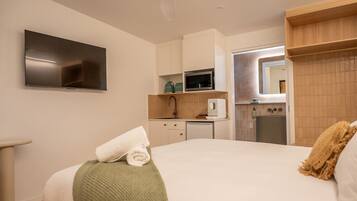 Skrivebord, strykejern/-brett, wi-fi og sengetøy