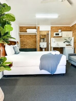 Desk, iron/ironing board, WiFi, bed sheets