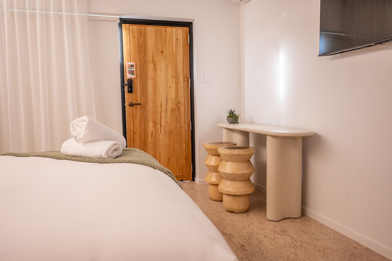 デスク、アイロン / アイロン台、WiFi、ベッドシーツ