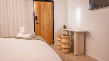 Desk, iron/ironing board, WiFi, bed sheets