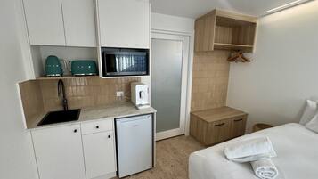 Desk, iron/ironing board, WiFi, bed sheets