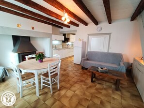 TV, fireplace - Gîte de Lacroux - LINAC (LINAC)