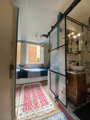 Secador de pelo, toallas, jabón, papel higiénico