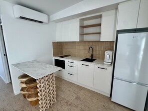 Fridge, microwave, oven, stovetop - Pacific Sun Bargara ~ by the beach (Bargara)