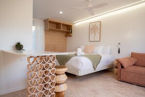 Escritorio, tabla de planchar con plancha, wifi gratis y ropa de cama 