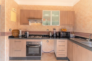 Micro-ondes, four, plaque de cuisson, lave-vaisselle