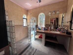 Dusj, hårføner, håndklær og såpe