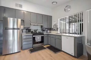 Microwave, toaster - Beautiful Desert Oasis 7 min from Strip (Las Vegas)