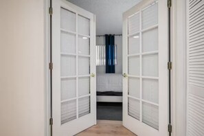 3 bedrooms, iron/ironing board, WiFi, bed sheets - Beautiful Desert Oasis 7 min from Strip (Las Vegas)