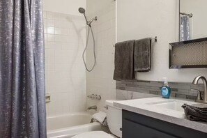 Douche, sèche-cheveux, serviettes fournies, savon