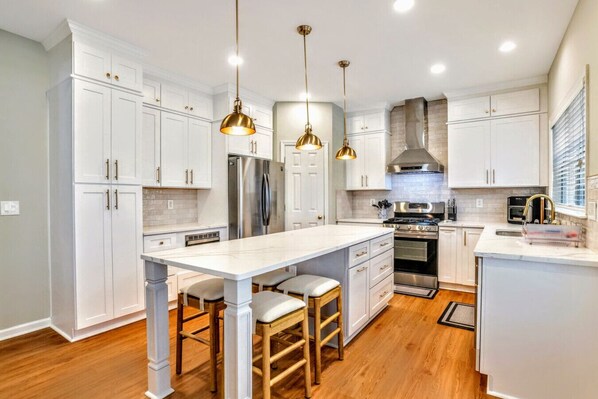 Fridge, microwave, oven, stovetop - ATH - Immaculate 5BR Swim Tennis CulDeSac(sugar) (Acworth)