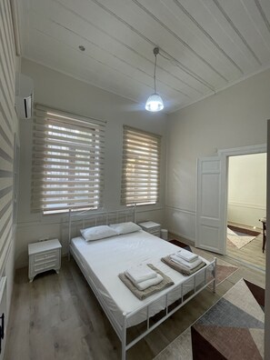 3 bedrooms, in-room safe, iron/ironing board, WiFi