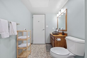 Ducha, toallas, jabón y papel higiénico