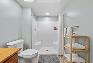 Shower, towels, soap, toilet paper - DT Luxe Comfy & Huge Loft with Wi-Fi, Parking, Cafe (Cleveland)