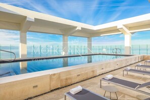 Utomhuspool och uppvärmd pool