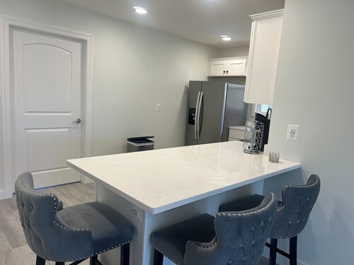 Charming water view 2-bedroom apartment with beach access in Saint Leonard