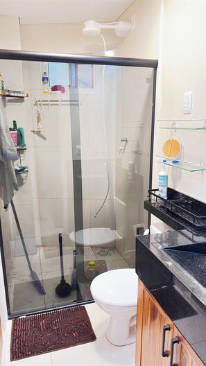 Sèche-cheveux, bidet, serviettes fournies, savon